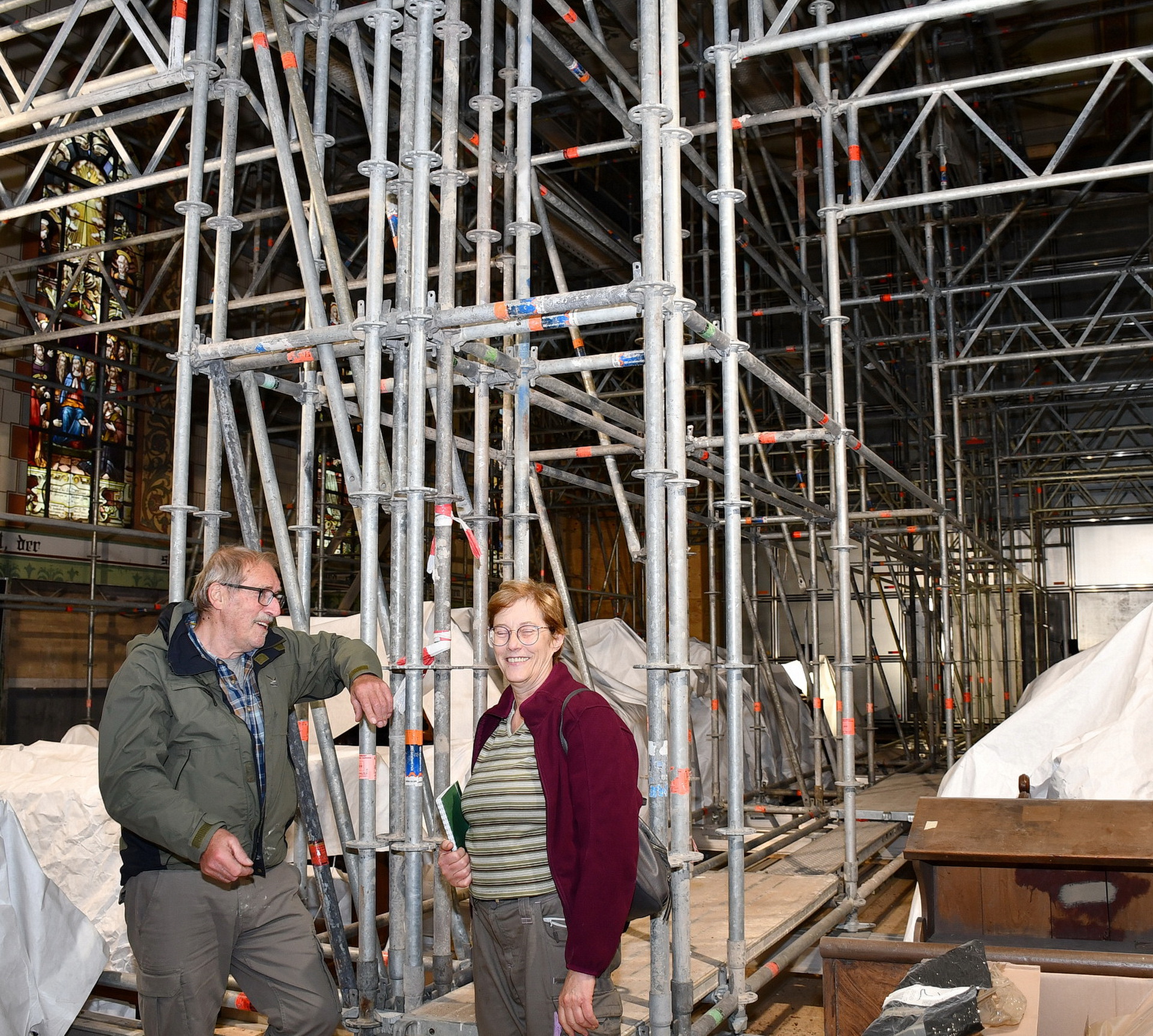Als die Kirche innen eingerüstet und die kostbare Stuckdecke abgestützt war, konnten die Kirchenvorstandsmitglieder Helga Leinenbach und Hans-Joachim Emonds wieder entspannt lachen. Foto: Manfred Lang/pp/Agentur ProfiPress