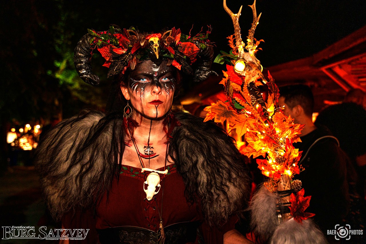 Eine als unheimliche Hexe kostümierte Frau: Auf der Burg Satzvey werden sich am Donnerstag, 30. April wieder einige als Hexenwesen verkleidete Besucher herumtreiben, um die legendäre Walpurgisnacht zu feiern. Foto: Holger Bär/pp/Agentur ProfiPress