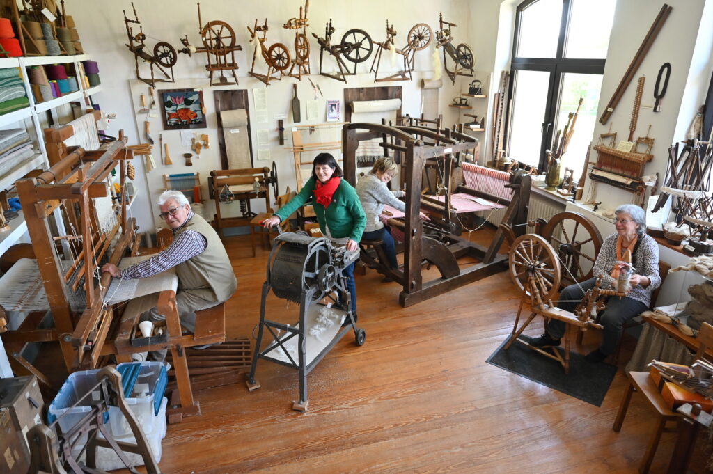 Der große Raum im Eingangsbereich des Handwebermuseums Rupperath war einmal eine Schulklasse, von rechts Barbara May, Svenja Bach, Eva Dederichs und Oskar Ferber.