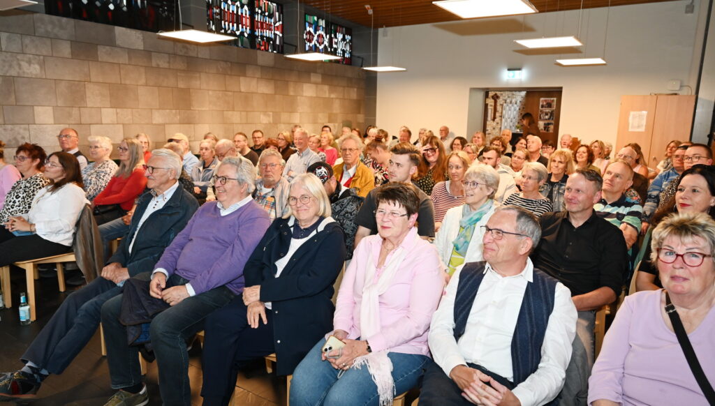Die Nachfrage war enorm: Bereits wenige Tage nach Ankündigung war das Konzert „Stephan Brings solo in Bad Münstereifel“ restlos ausverkauft. Und das Publikum wurde nicht enttäuscht. Es wurde ein Abend wie ein Gespräch unter Freunden. Foto: Manfred Lang/pp/Agentur ProfiPress