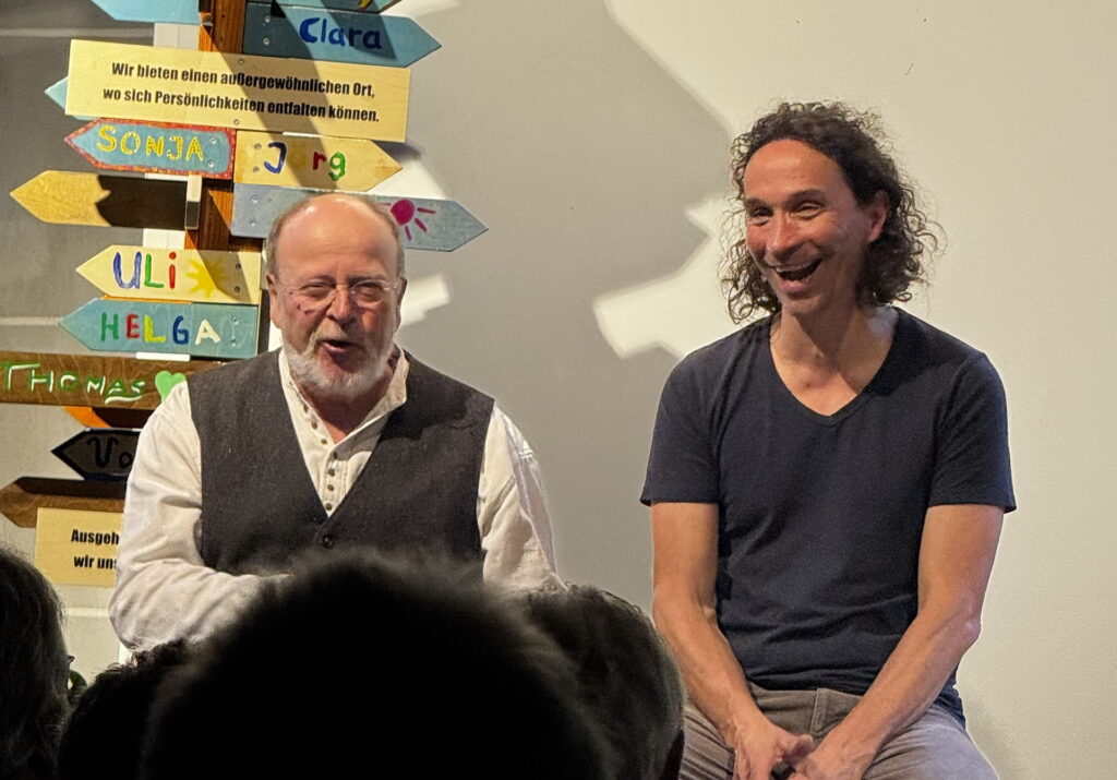 „Datt bliev net beij fönnef Minutte“, beschied Stephan Brings seinem Interviewer Manni Lang, der dem Kölner Rockstar nach der Pause einige Anekdoten zu entlocken versuchte. Auch das Publikum nutzte die Gelegenheit, Fragen zu stellen. Foto: Ines Schumacher/pp/Agentur ProfiPress