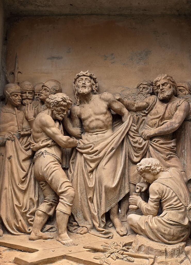 Jesus wird seiner Kleider beraubt: An den über 160 Jahre alten Stationen zwischen vulkanischem Basaltgestein oberhalb des früheren Adenauer Krankenhauses gedachten die Pilger des Leidenswegs Christi. Foto: Manfred Lang/pp/Agentur ProfiPress