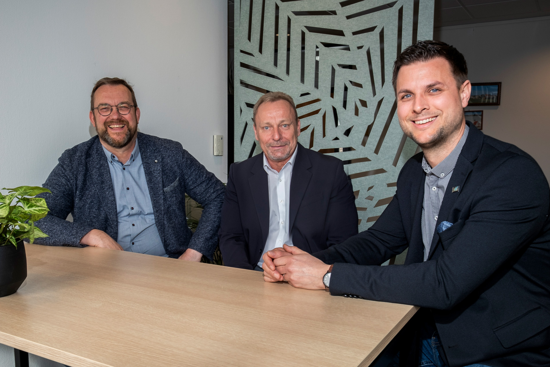 Neue Verantwortung für die Eifel-Therme Zikkurat: Der Erste Beigeordnete Thomas Hambach (l.) stellt gemeinsam mit Bürgermeister Michael Fingel (r.) den künftigen Betriebsleiter Stefan John vor, der die Leitung bereits zum 16. März bereits übernommen hat. Foto: Ronald Larmann/pp/Agentur ProfiPress