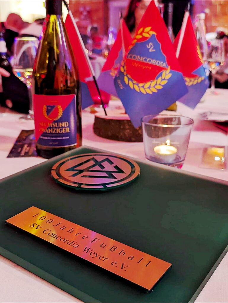Zum Jubiläum wurde der SV Concordia Weyer mit einer Ehrenplakette des Deutschen Fußball-Bundes (DFB) ausgezeichnet. Foto: Concordia Weyer/Mats Rosenbaum/pp/Agentur ProfiPress