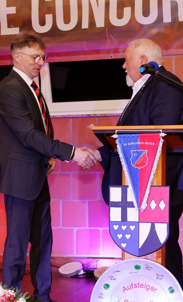 Die Glückwünsche der Stadt Mechernich überbrachte der stellvertretende Bürgermeister Peter Kronenberg (rechts), der gegenüber dem Vorsitzenden Jürgen Wasson (links) das langjährige und engagierte Wirken des Vereins würdigte. Foto: Concordia Weyer/Mats Rosenbaum/pp/Agentur ProfiPress