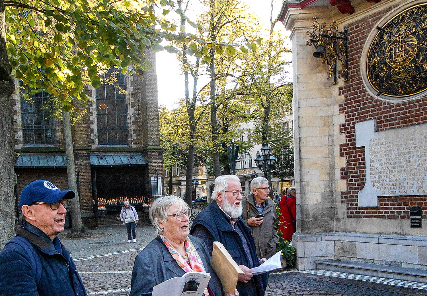 Mechernicher Pilger vor der Gnadenkapelle. Foto: Privat/pp/Agentur ProfiPress