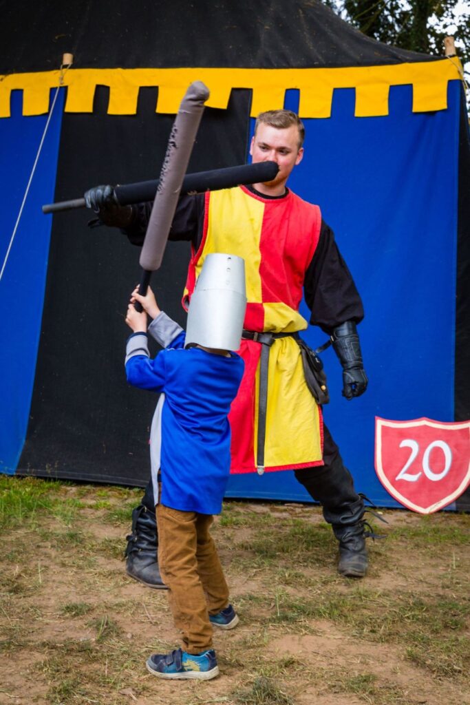 Auf dem Burggelände laden zahlreiche Mitmach-Stationen zum Ausprobieren ein: Bogenschießen, Hufeisenwerfen oder eine Rüstung anprobieren. Foto: Mike Goehre/pp/Agentur ProfiPress