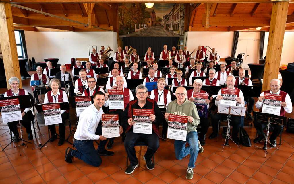 Bürgermeister Michael Fingel (vorne l.), Dirigent Peter Züll (m.) und der Vorsitzende der Mechernich-Stiftung Ralf Claßen (vorne, r.) freuen sich auf das Frühlingskonzert des „Ü-50 in concert – Blasorchester der Eifel“ für gleich zwei gute Zwecke. Foto: Henri Grüger/pp/Agentur ProfiPress