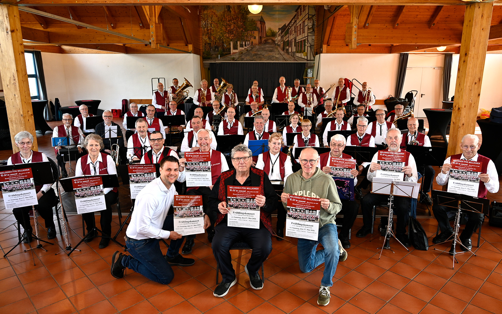 Bürgermeister Michael Fingel (vorne l.), Dirigent Peter Züll (m.) und der Vorsitzende der Mechernich-Stiftung Ralf Claßen (vorne, r.) freuen sich auf das Frühlingskonzert des „Ü-50 in concert – Blasorchester der Eifel“ für gleich zwei gute Zwecke. Foto: Henri Grüger/pp/Agentur ProfiPress