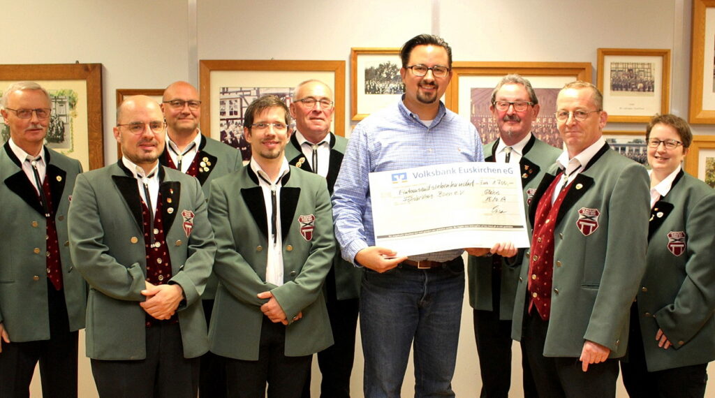 Spendenübergabe durch Orchesterjubilare im Jahre 2019 an den Förderkreis der Kinderkrebsklinik Bonn. Das Foto entstand im Musikhaus am städtischen Awo-Kindergarten. Archivfoto: pp/Agentur ProfiPress