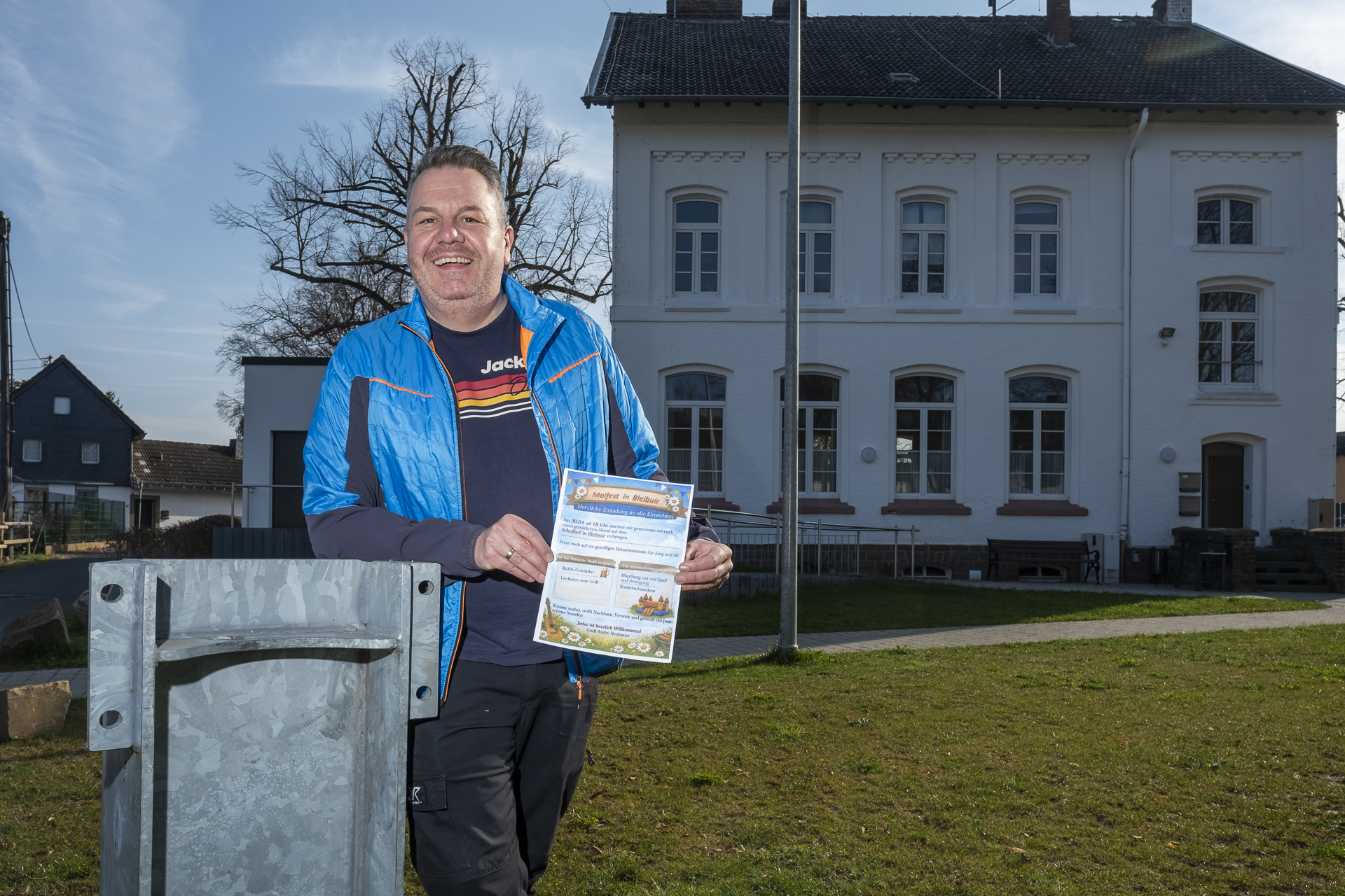 Wenn der Dorfmai vor der Alten Schule in Bleibuir aufgestellt wird, möchte André Neubauer mit Getränken, Grillereien, Hüpfburg und Kinderschminken für einen familienfreundlichen Tanz in den Mai sorgen. Foto: Ronald Larmann/pp/Agentur ProfiPress
