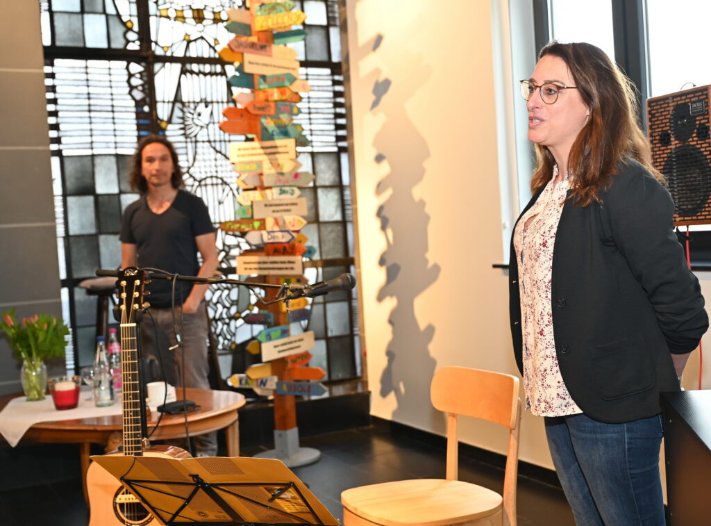 Maike Seidenfaden, gemeinsam mit Hardy Kremer Geschäftsführerin des Wohn- und Betreuungsverbunds Haus Sonne, begrüßte Stephan Brings zum nunmehr sechsten Gastspiel im Rahmen der Kleinkunstreihe „Kunst, Kultur, Vielfalt“ in der Kulturkapelle. Foto: Manfred Lang/pp/Agentur ProfiPress