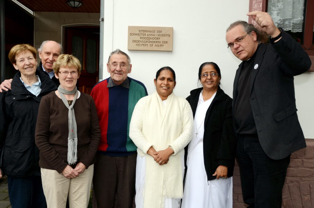Der Mechernicher Pfarrer Erik Pühringer mit zwei Ordensfrauen der „Helpers of Mary“, die von der aus Mechernich stammenden Schwester Anna-Huberta (geb. Gertrud Roggendorf) gegründet worden waren. Die „Marys“, wie sie kurz genannt werden, liebäugelten seinerzeit mit einer kleinen Ordensniederlassung im Geburtsort ihrer Gründerin in Mechernich/Eifel. Von links Inge und Hermann Morgenstern, Helene und Willi Assion, die späteren Bewohner des Hauses Roggendorf, Schwester Reshmi Naveela, Generaloberin Pushpy Alappadan und der damalige Eifeldekan Erik Pühringer. Foto: Manfred Lang/pp/Agentur ProfiPress