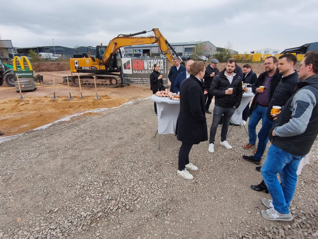 Fragen an die McDonald’s-Verantwortlichen hatte neben Bürgermeister Michael Fingel (2.v.l.) auch der Erste Beigeordnete der Stadt Mechernich, Thomas Hambach (3.v.l.) Foto: Kerstin Rottland/pp/Agentur ProfiPress