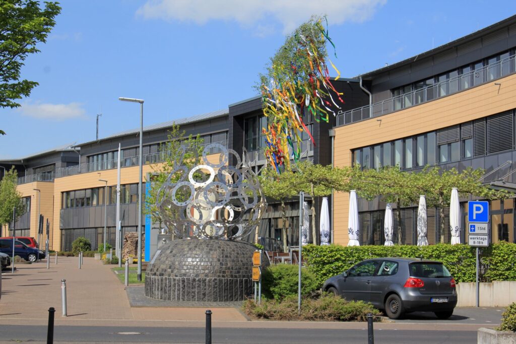 Der festliche Auftakt beginnt um 18.30 Uhr mit dem Schmücken und Aufstellen des Maibaums, der gemeinsam von der Feuerwehr Mechernich sowie Kindern und Jugendlichen aus der Stadt gestaltet wurde. Foto: Ronald Larmann/pp/Agentur ProfiPress