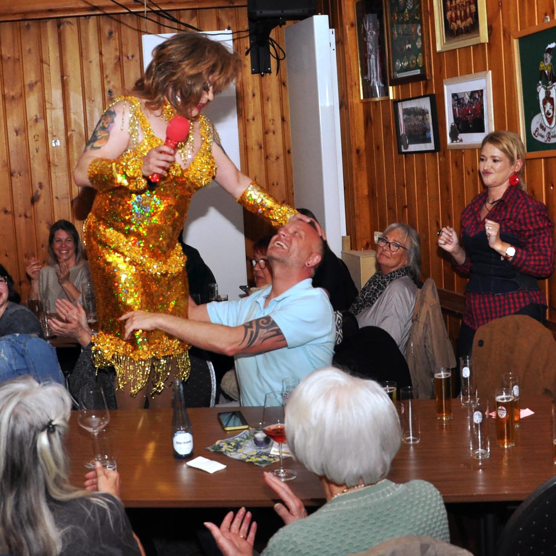 Regia Red ging auch mit dem Publikum auf Tuchfühlung: etwa mit Sascha Fritton, der extra aus Trier angereist war, um Red zu erleben. Foto: Reiner Züll/pp/Agentur ProfiPress