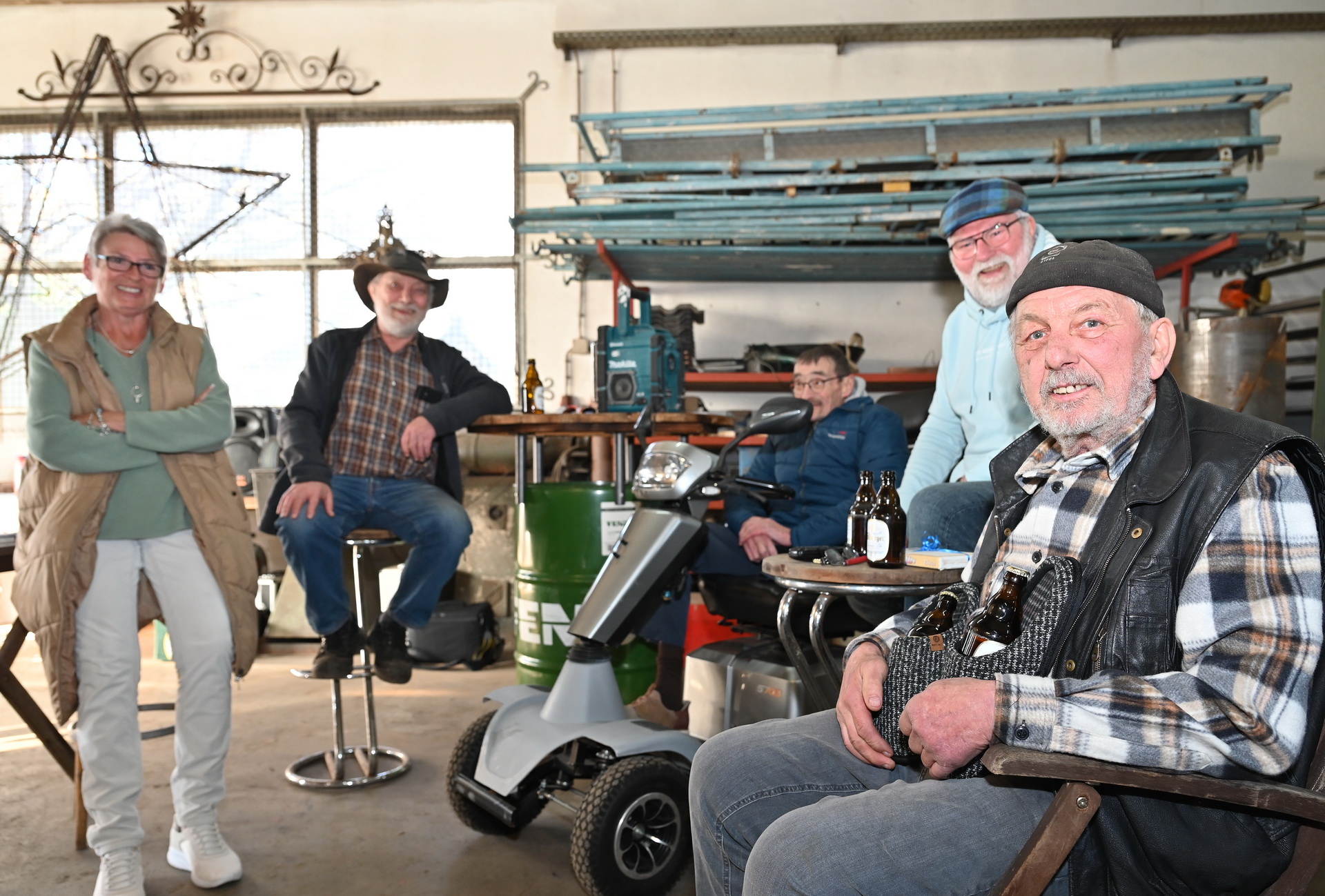 Ein Spaßvogel unter Freunden: Von einem Gast seiner Gewerbeabmeldungsfete bekam „Trenge Steff“ ein Paar Schluffen geschenkt, in denen jeweils ein „Stubbi“ steckte. Foto: Manfred Lang /pp/Agentur ProfiPress
