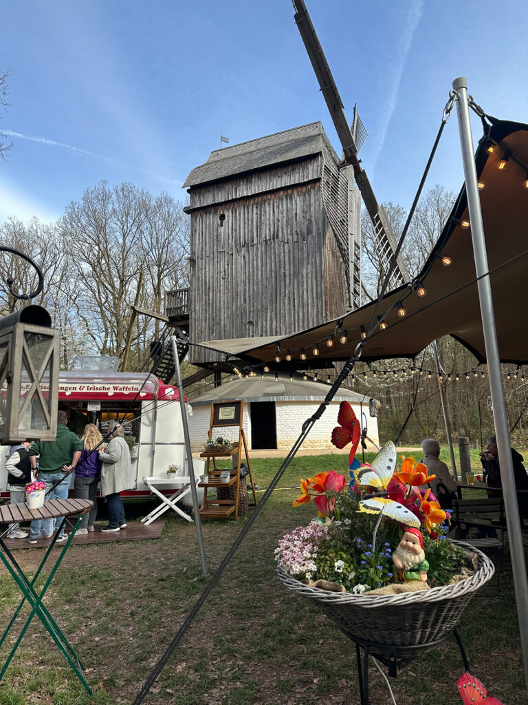 Pause machen konnten Gäste auch bei einer Tasse Kaffee im schön dekorierten Grünen neben einer historischen Windmühle. Foto: Henri Grüger/pp/Agentur ProfiPress