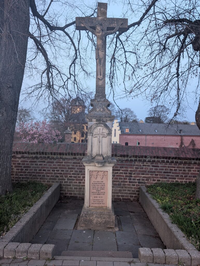 Neben dem Müllsammeln stand auch die Pflege des Ortsbildes im Fokus: So wurde unter anderem der Bereich um dieses Wegekreuz bei Wachendorf gereinigt. Foto: Bürgerverein/Thomas Helmling/pp/Agentur ProfiPress