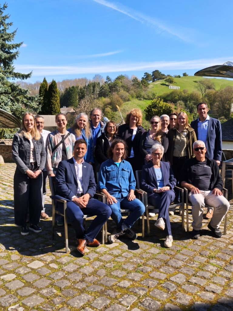 Vor der herrlichen Aussicht auf Peter Ratz‘ (vorne rechts) Kunsthof posierten sämtliche versammelten Akteure für ein gemeinsames Abschlussfoto. Foto: Kerstin Rottland/pp/Agentur ProfiPress