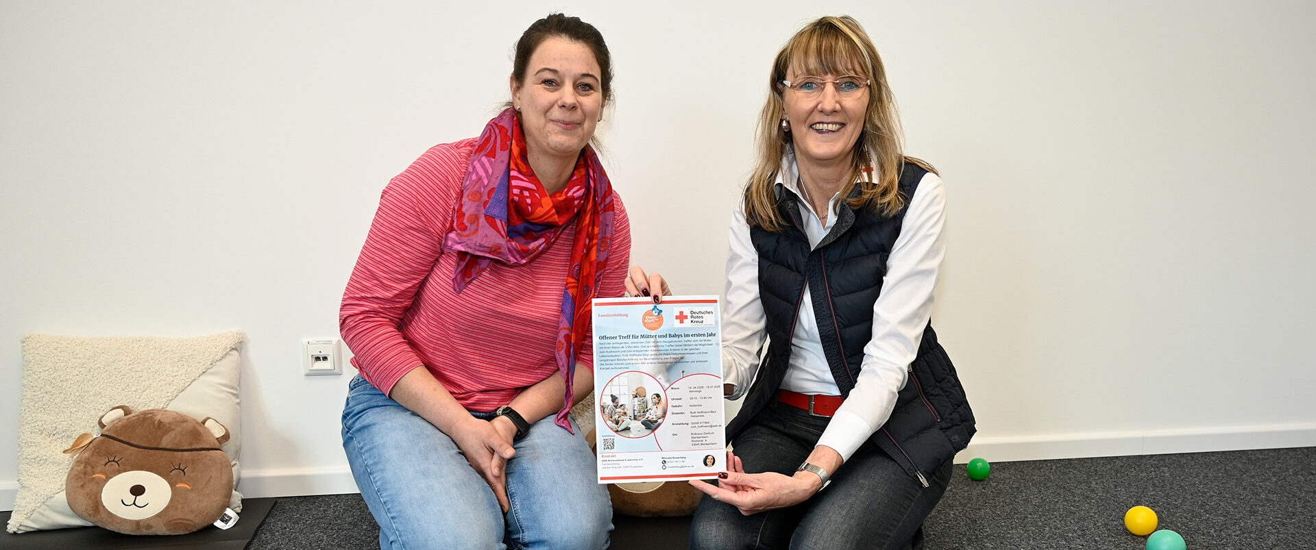 Hebamme Ruth Hoffmann-Beul (l.) und Heike Iven, Leiterin der Familienbildung im Rotkreuz-Verband Euskirchen, im neuen Rotkreuz-Zentrum Blankenheim. Das kostenlose Programm „Offener Treff für Mütter und Babys im ersten Jahr - Elternstart NRW“ startet ab 14. April und bietet Eltern und ihren Babys bis zum ersten Lebensjahr hilfreiche Unterstützung. Foto: Henri Grüger/pp/Agentur ProfiPress