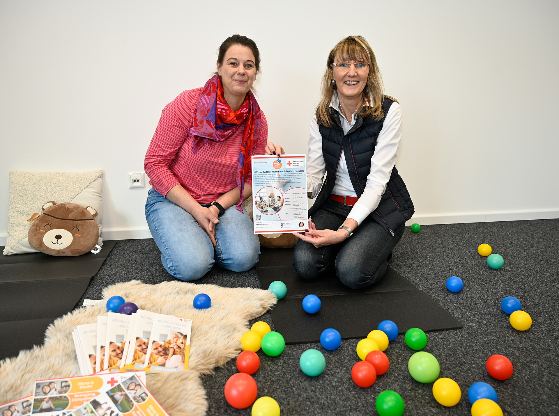 Hebamme Ruth Hoffmann-Beul (l.) und Heike Iven, Leiterin der Familienbildung im Rotkreuz-Verband Euskirchen, im neuen Rotkreuz-Zentrum Blankenheim. Das kostenlose Programm „Offener Treff für Mütter und Babys im ersten Jahr - Elternstart NRW“ startet ab 14. April und bietet Eltern und ihren Babys bis zum ersten Lebensjahr hilfreiche Unterstützung. Foto: Henri Grüger/pp/Agentur ProfiPress