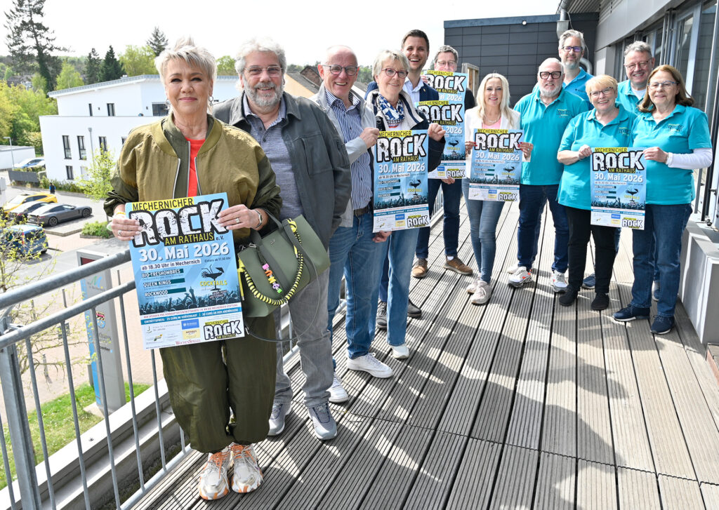 Laden herzlich zu Rock am Rathaus am 30. Mai ein: (v. r.) das Orga-Team mit Petra Himmrich, Michael Sander, Margret Eich und Reinhard Kijewski (5. v. r.) sowie Manuela Holtmeier (6. v. r.) von der Stadt, Bürgermeister Michael Fingel (5. v. l.), Maria Jentgen (4. v. l.) und Ralf Claßen von der Mechernich-Stiftung (3. v. l.) sowie die Sponsoren (v. l.) Daniele und Willi Gerstenmeier, Joachim Vossel (6. v. l.) sowie René Bohsem (4. v. r.). Pro Karte wird ein Euro gespendet. Foto: Henri Grüger/pp/Agentur ProfiPress