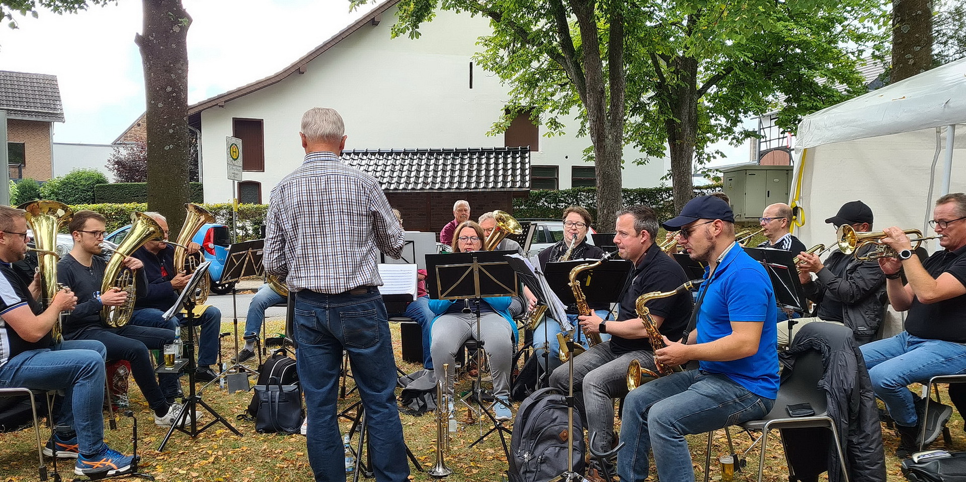 Der Musikverein „Waldlust“ Glehn 2022 bei einem Platzkonzert unter Dirigent Hubert Braun auf dem örtlichen Dorfanger an der Pfarrkirche St. Andreas. Archivfoto: Andrea Meyer/pp/Agentur ProfiPress