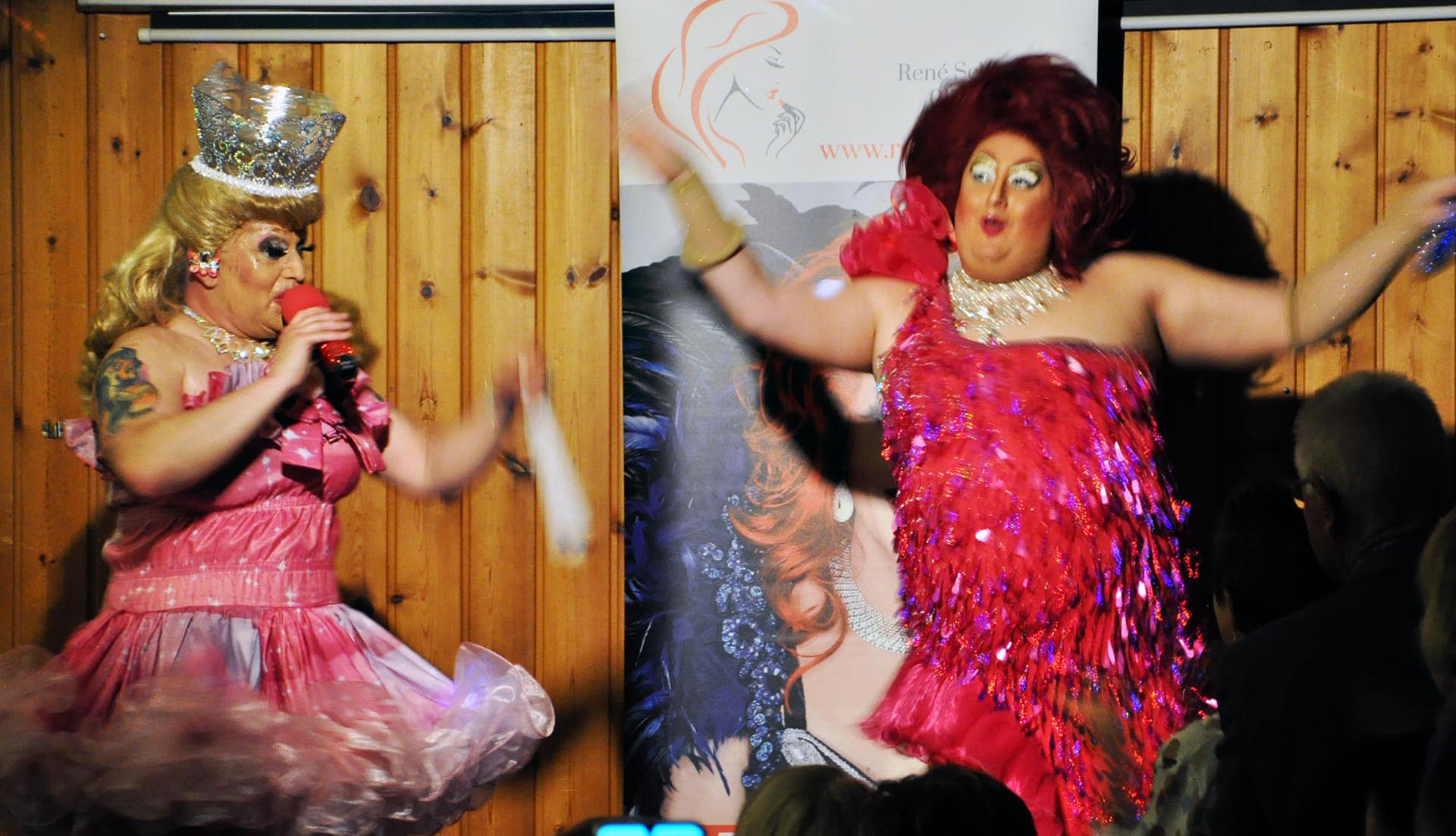 Knapp vier Stunden lang ließen Regina Red (l.) und Adelheid von Seidennaht mit flotten Parodien und frivolen Sprüchen keine Langeweile im Saal aufkommen. Foto: Reiner Züll/pp/Agentur ProfiPress