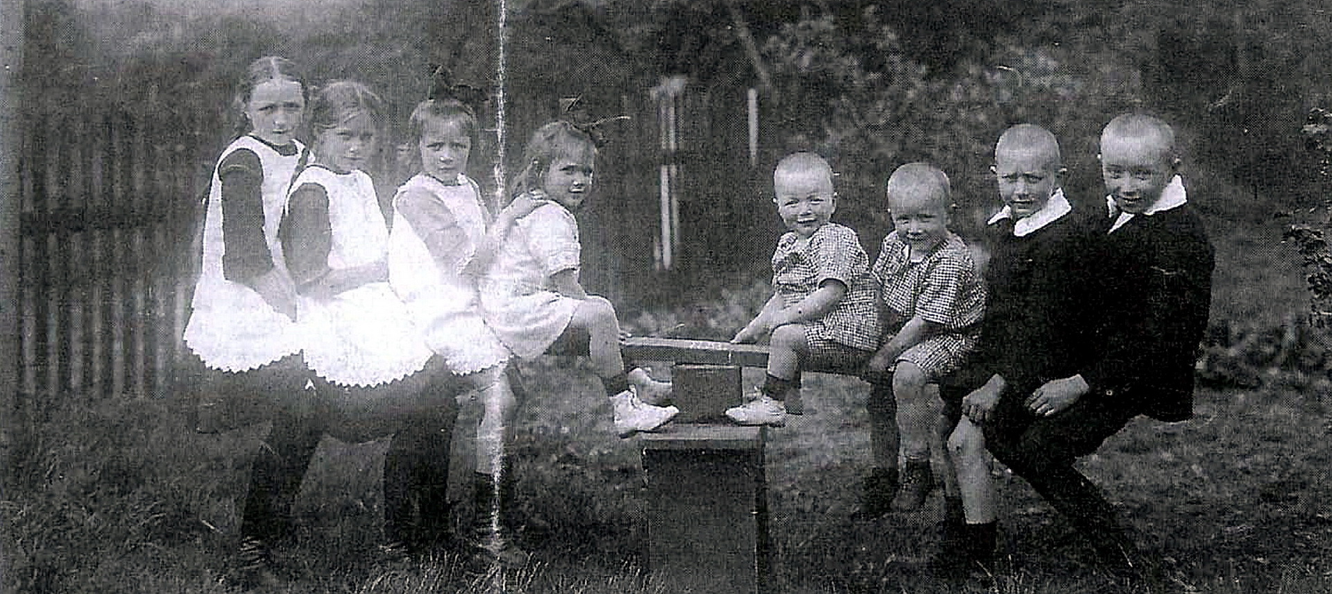 Auf der Wippe (v.l.) Gertrud, Agnes, Maria, Margaretha, rechts außen Josef Roggendorf. Die Namen zweier Brüder werden mit Franz und Hubert angegeben. Der jüngste Bruder (Jahrgang 1919) wirkte selbst neun Jahre als Arzt in Indien. Repro: Manfred Lang/pp/Agentur ProfiPress
