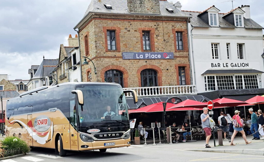 „Schäfer-Reisen“ around Europe: Eine Mechernicher Reisegruppe ist auf einer Normandie-Bretagne-Rundfahrt unterwegs: „Individualreisen mit wahlweise Gruppenanschluss sind ein neuer Trend“, so Reiseverkehrskaufmann Matthias Feuser. Foto: Schäfer-Reisen/pp/Agentur ProfiPress