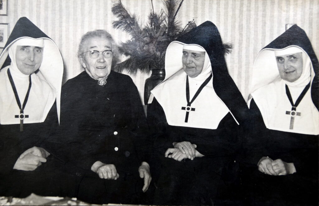 Die Mechernicher Modistin Anna Roggendorf, geb. Krischer, mit ihren Töchtern (v.l.) Gertrud (Schwester Anna Huberta), Agnes (Schwester Anna Xaveria) und Maria (Schwester Anna Maria). Joseph Roggendorf (1908-1982), das älteste der Kinder, war schon bei den Jesuiten, als er 18 wurde. Er wurde Missionar, Wissenschaftler, Professor für vergleichende Literaturwissenschaften und Dekan der Sophia-Universität in Tokio. Auch Bruder Hubert, der Arzt wurde, und eine weitere Schwester, Dr. Margarete Brown, arbeiteten Jahre im indischen Kinderdorf Andheri bei Mombay, das Gertrud gegründet hatte. Foto: Willi Assion/pp/Agentur ProfiPress