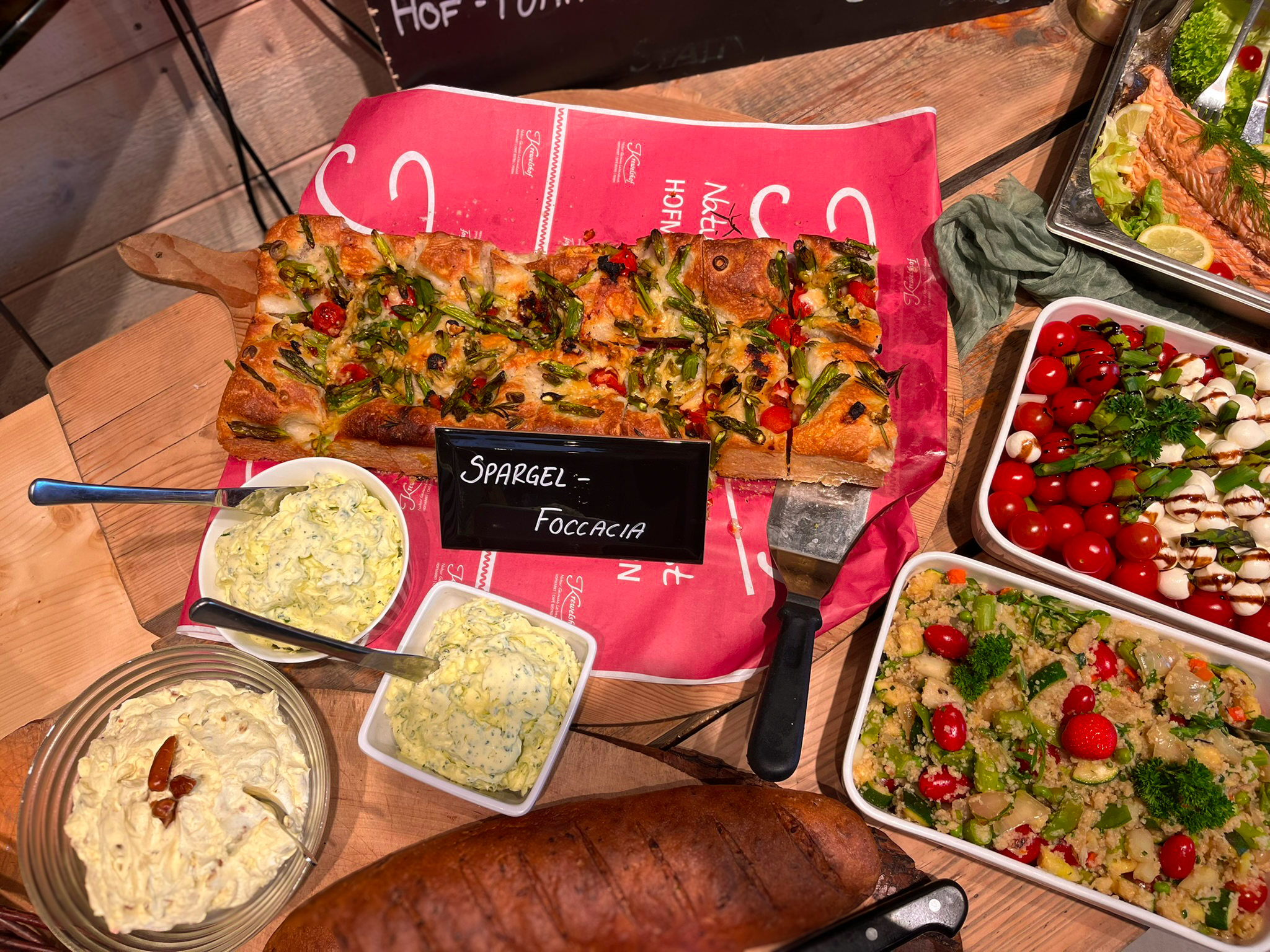 Ob klassische Spargelgerichte, moderne Spargel-Rezepte oder kreative Interpretationen des Kaisergemüses – auf dem Krewelshof Eifel kann man sich durch alles durchprobieren, was die Spargelspitzen hergeben. Foto: Krewelshof/pp/Agentur ProfiPress