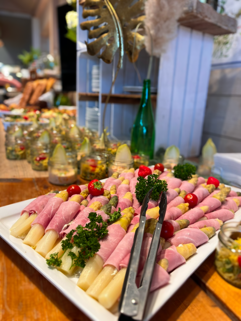 Auch klassisch interpretierter Spargel im Schinkenmantel darf beim Buffet nicht fehlen. Foto: Krewelshof/pp/Agentur ProfiPress
