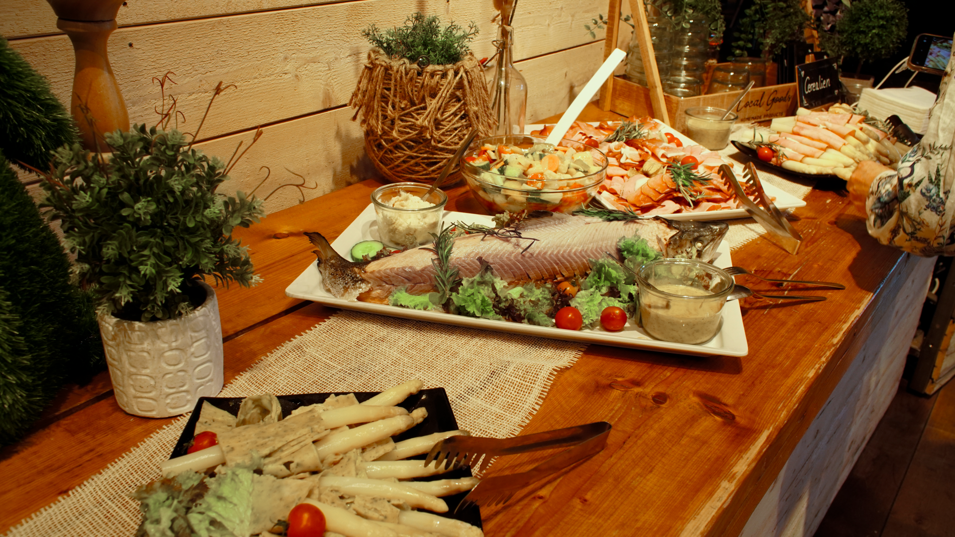 Beim Spargel-Dinnerbuffet gibt es zu den Spargelvariationen reichlich Beilagen wie Schnitzel, Fisch, Kartoffelgerichte und Antipasti. Foto: Krewelshof/pp/Agentur ProfiPress