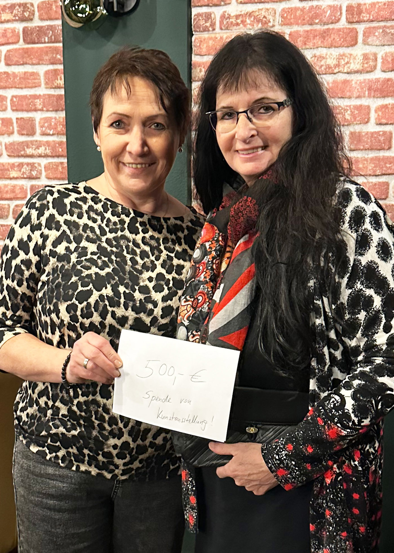 Doris Linden-Schulz (r.), die Tochter des im vergangenen Jahr verstorbenen Künstler Josef Linden aus Voißel, übergab eine Spende von 500 Euro an Pia Benz von der Hilfsgruppe Eifel. Foto: Thomas Tampier/pp/Agentur ProfiPress