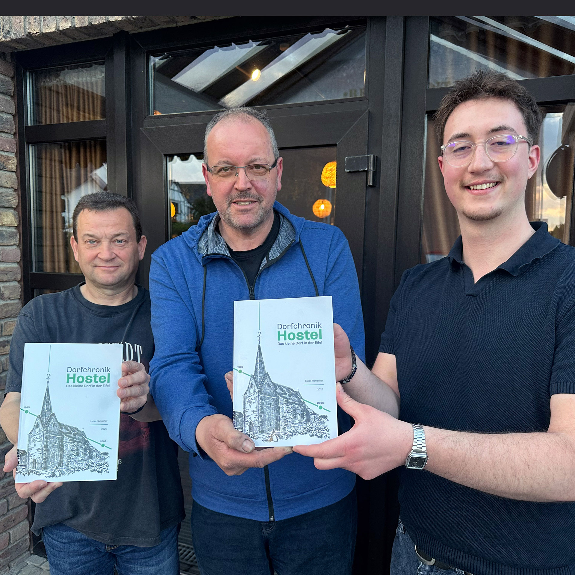 Spendete schon 700 Euro aus dem Verkauf der Dorfchronik über sein Heimatdorf Hostel. Lucas Hamacher (r.) mit Jörn Hück (m.) und Thomas Tampier von der Hilfsgruppe Eifel. Foto: Reiner Züll/pp/Agentur ProfiPress