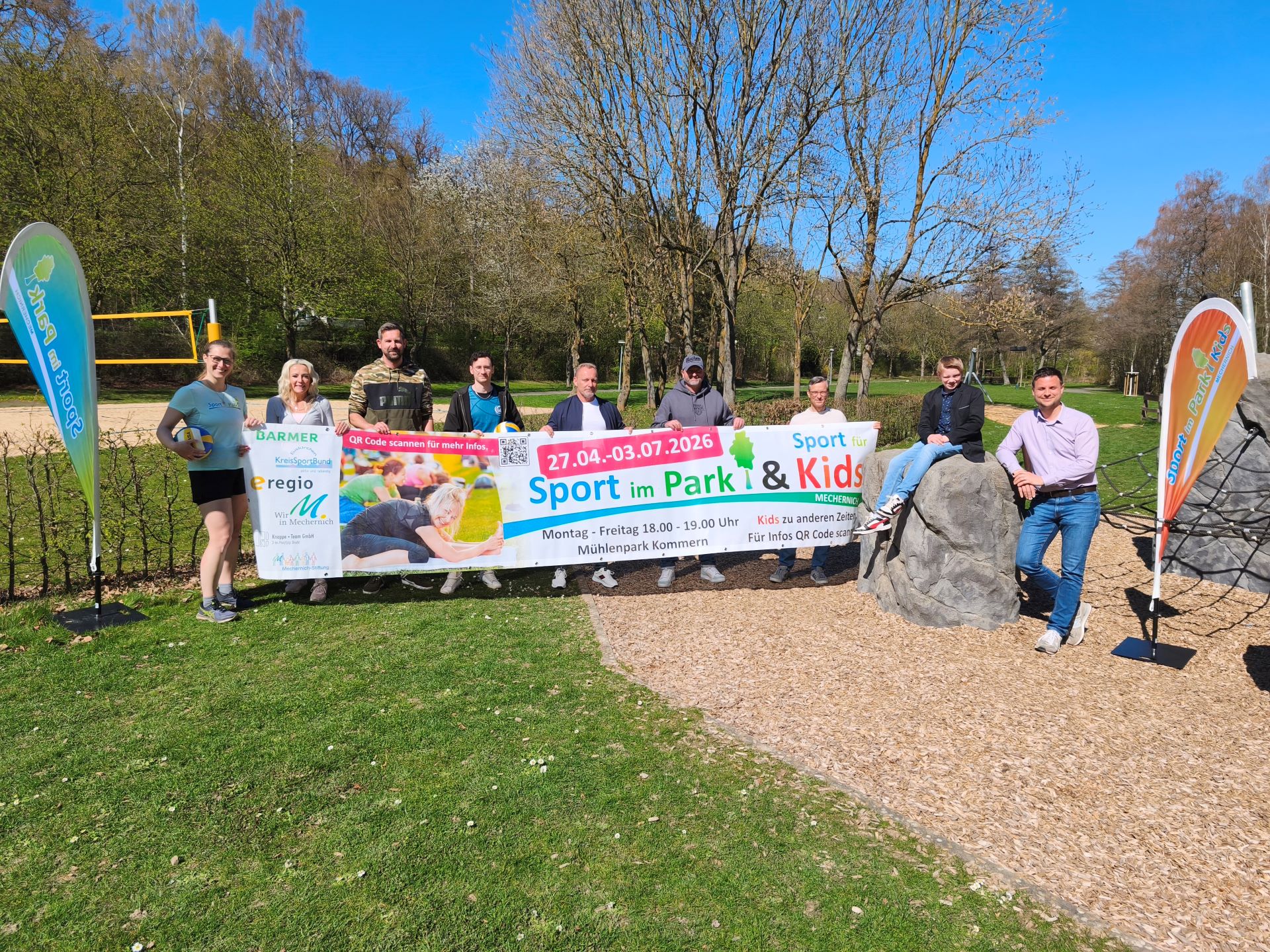 Von links: Lisa Drehsen (Übungsleiterin), Manuela Holtmeier (Stadt Mechernich), Tom Kreuzer und Anton Jabs (Übungsleiter) Stefan John (Vertreter des Stadtsportbunds und Sportbeauftragter), Guido Otten (BARMER), Markus Strauch (KreisSportBund), Praktikant und Ex-Kinderprinz Maxi Rühr sowie Mechernichs Bürgermeister Michael Fingel. Foto: Kerstin Rottland/pp/Agentur ProfiPress