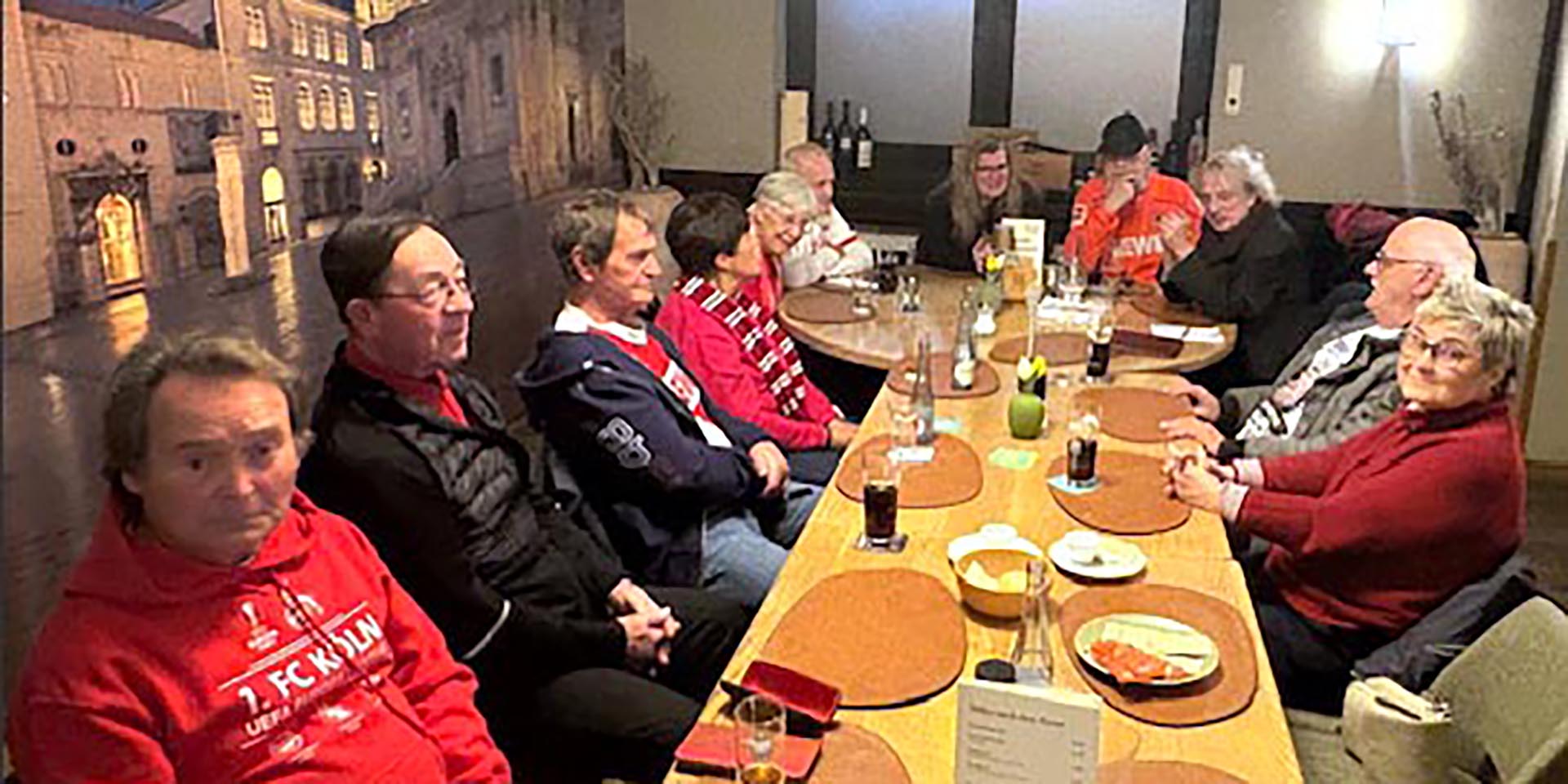 Filmemacher Frank Steffan (3. v. r.) informierte den Roggendorfer FC-Fanclub "Geißböcke Nordeifel" über sein neues Film-Projekt. Foto: Reiner Züll/pp/Agentur Profipress