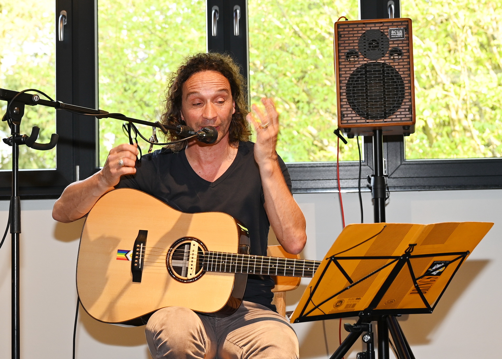 Stephan Brings erzählte und gestikulierte, als er an Projekte mit internationalen Musikern, Lieder über Migration und Zusammenleben – nicht zuletzt an das Gemeinschaftsprodukt von Eko Fresh und Brings „Grüngürtelrosen“ mit dem Song „Eine bunte Brücke mitten in der Stadt“ erinnerte. Foto: Manfred Lang/pp/Agentur ProfiPress