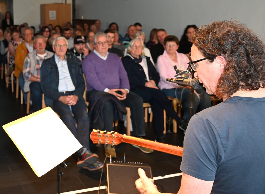 Die Verbindung zur Eifel zog sich wie ein roter Faden durch den Abend. Schon als Kind sei er mit seinem Vater in der Region unterwegs gewesen – mit dem Fahrrad, mit der Bahn, auf Ausflügen mit dem Schulchor. Foto: Manfred Lang/pp/Agentur ProfiPress