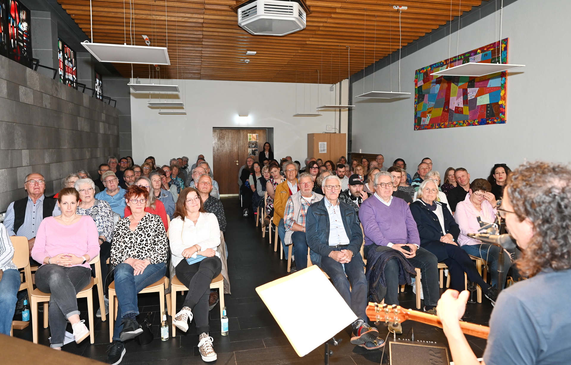 Stephan Brings sprach auch über seine Herkunft in Köln-Ehrenfeld und Bickendorf, über ein Elternhaus, das gleichermaßen von christlicher Ethik wie von sozialdemokratischer und gewerkschaftlicher Haltung geprägt war. Immer wieder blitzte dabei auf, was seine Musik und die seiner Mitstreiter bis heute ausmacht: der Blick für die „kleinen Leute“, für Solidarität und Zusammenhalt. Foto: Manfred Lang/pp/Agentur ProfiPress