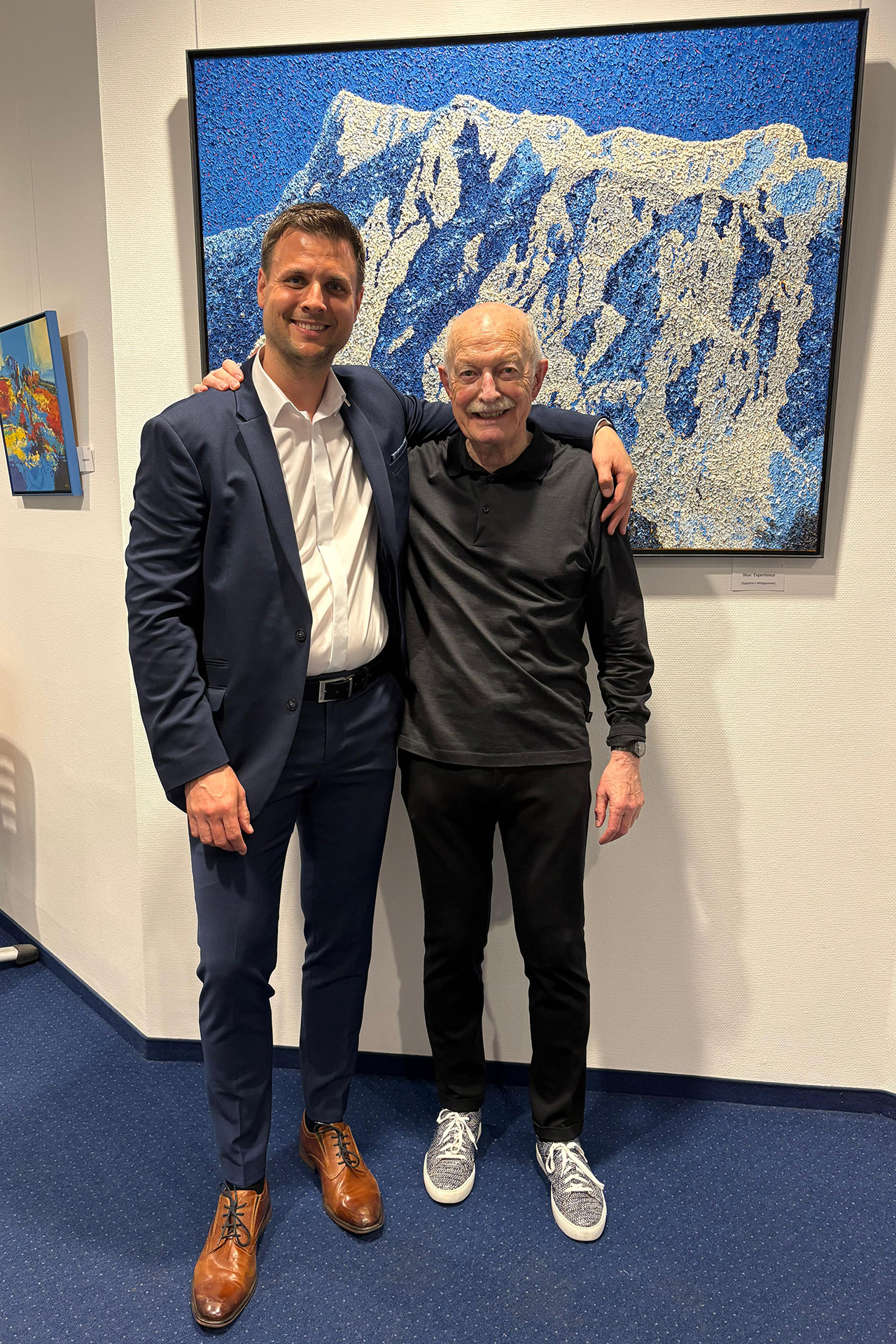„Blue Experience“: Bürgermeister Michael Fingel (l.) und Tom Krey vor der Zugspitze in der Mittagssonne. Foto: privat/pp/Agentur ProfiPress