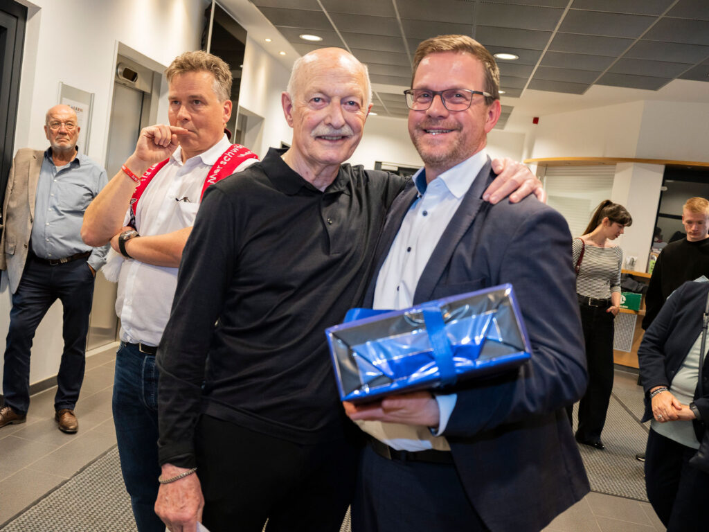 Dank an den Laudator: Schuldirektor Micha Kreitz (r.) würdigte Leben und Werk des Mechernicher Künstlers. Foto: Ronald Larmann/pp/Agentur ProfiPress 