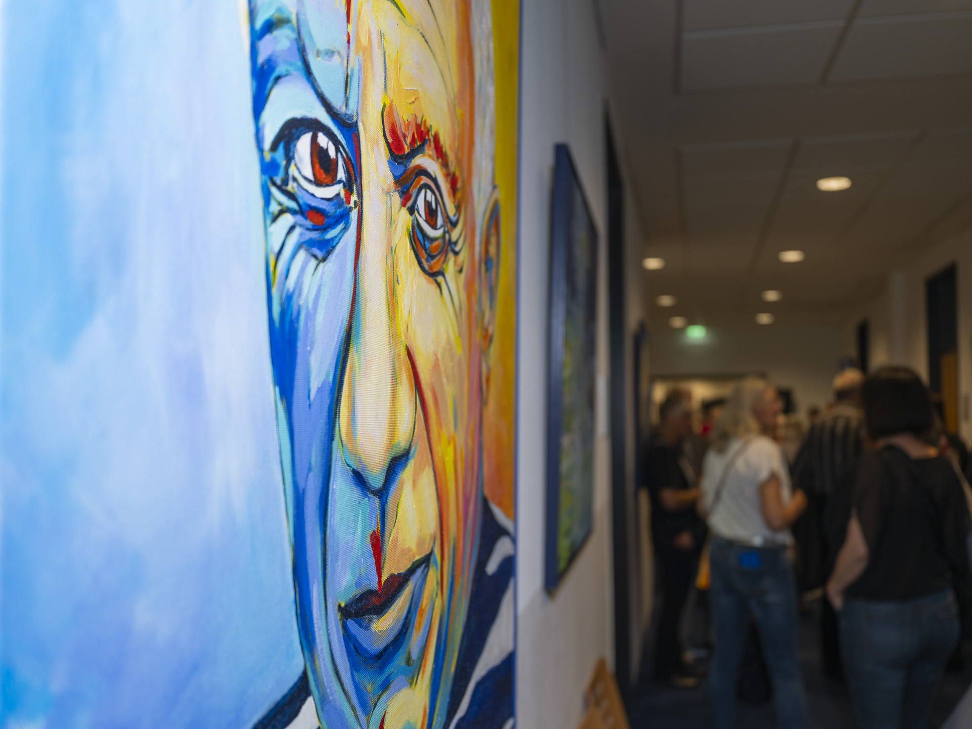 Hatte alles im Blick: Das Porträt von Pablo Picasso wirkt so lebensecht, als würde es die Gäste der Vernissage beobachten. Foto: Ronald Larmann/pp/Agentur ProfiPress 
