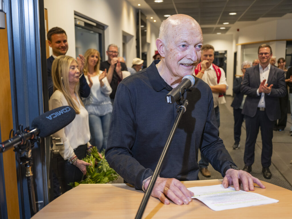 Ebenso emotional wie humorvoll war die Rede von Tom Krey zur Eröffnung der Ausstellung „Texturen. Orte. Menschen“. Hinter ihm Ehefrau Maggie (v.l.), Bürgermeister Michael Fingel und Kuratorin Ela Rübenach. Foto: Ronald Larmann/pp/Agentur ProfiPress 
