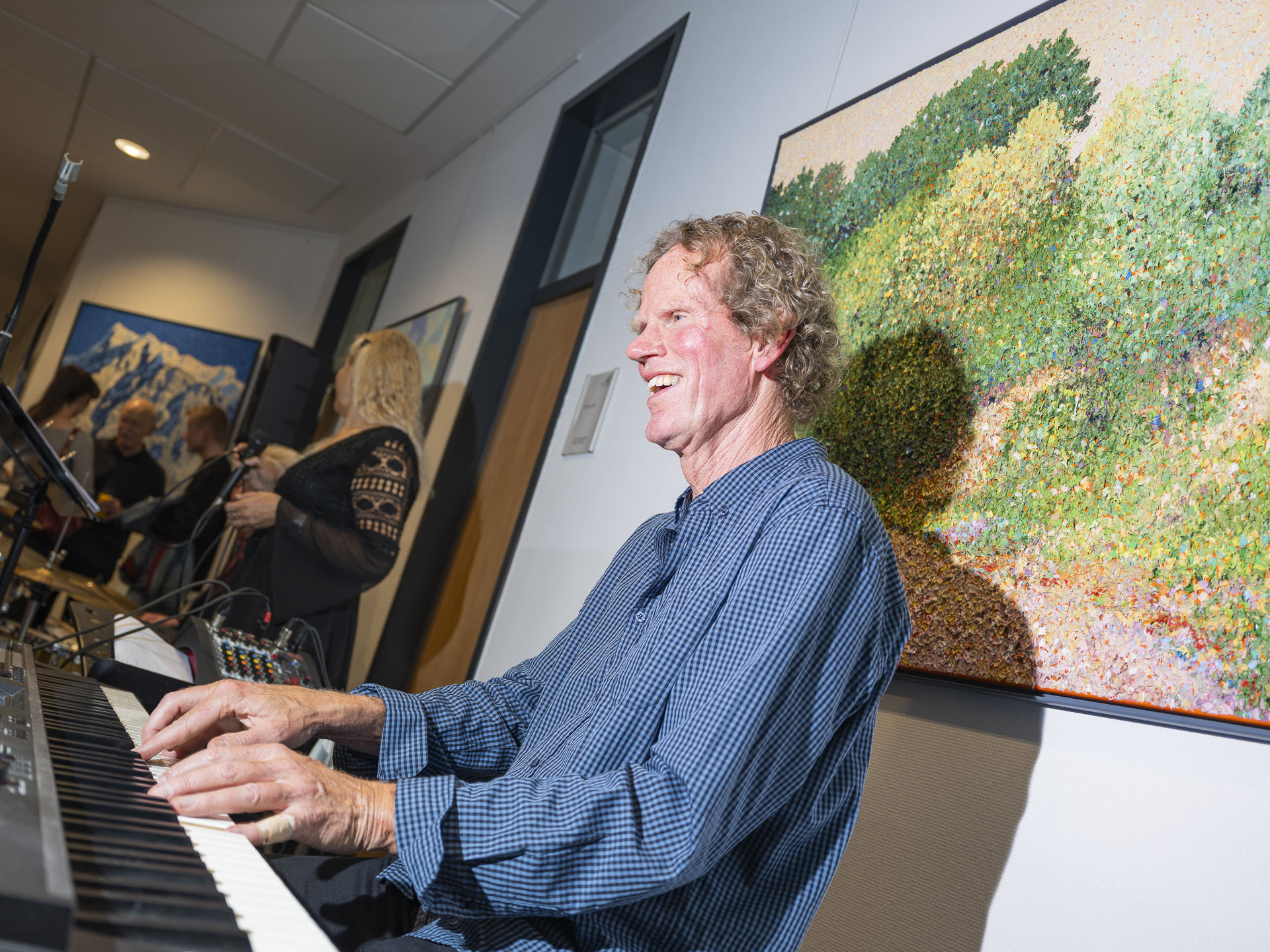 Musikalisch wurde die Ausstellungseröffnung von Uli van Staa & Friends begleitet. Die Friends waren Sängerin Veronika Németh und Peter Hensen am Schlagzeug. Foto: Ronald Larmann/pp/Agentur ProfiPress 