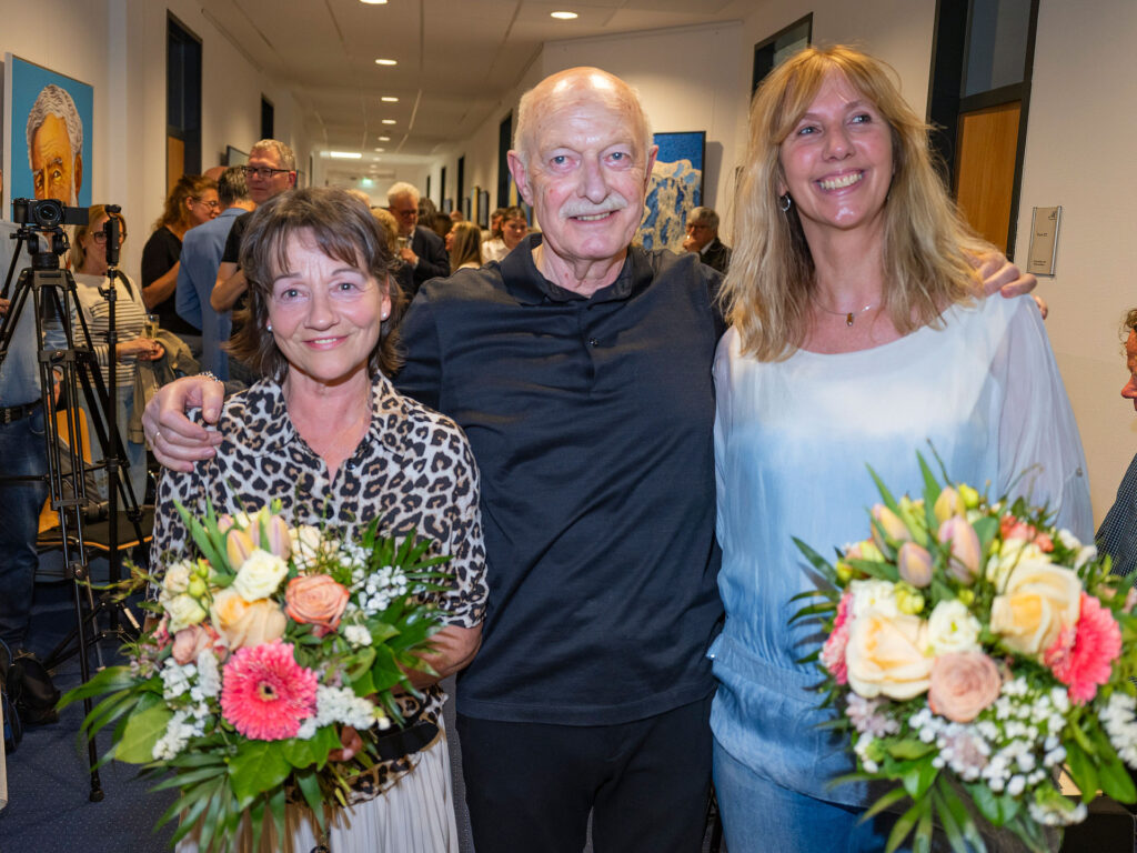 Zwei, ohne die es die Galerie im Rathaus nicht geben würde: Tom Krey bedankte sich bei Kuratorin Ela Rübenach (r.) und bei der städtischen Mitarbeiterin Gabriele Schumacher. Foto: Ronald Larmann/pp/Agentur ProfiPress