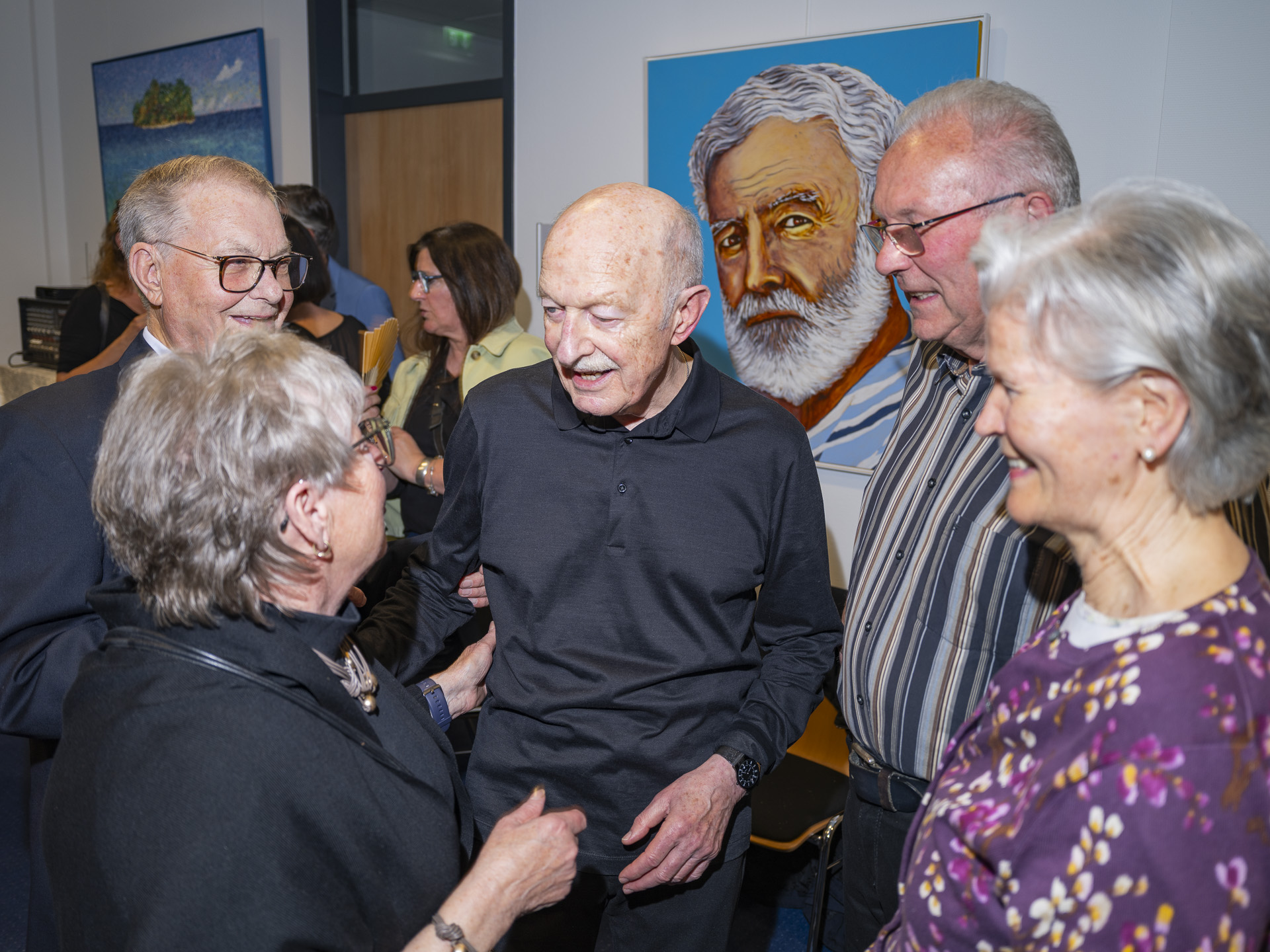 Ernest Hemingway schaut seinem Schöpfer über die Schulter: Tom Krey im Austausch mit Gästen der Vernissage. Foto: Ronald Larmann/pp/Agentur ProfiPress 