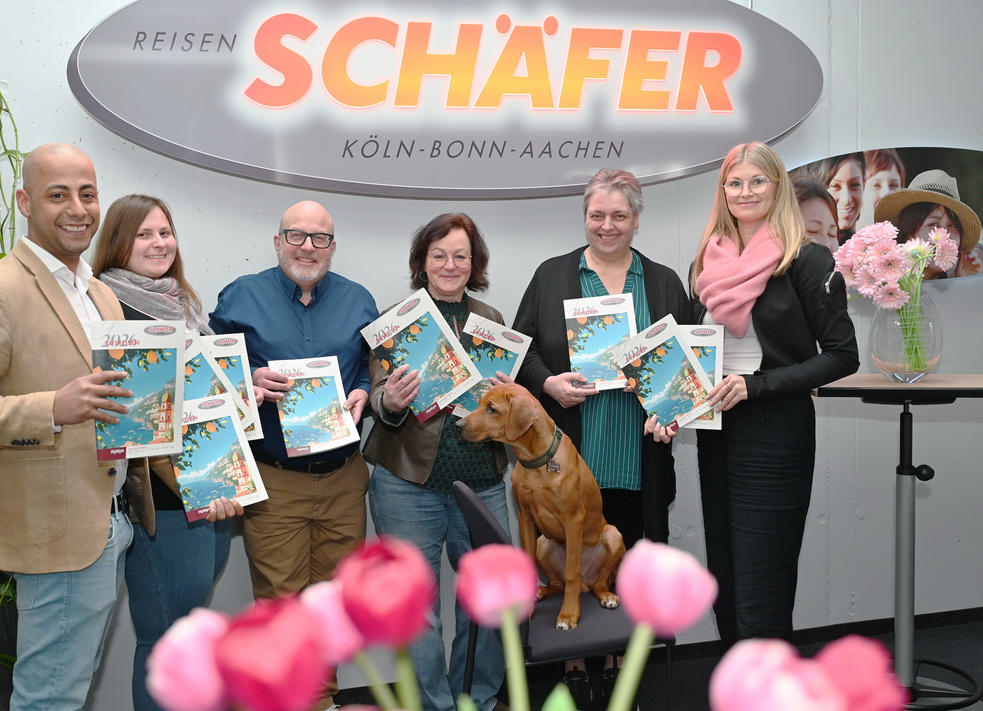 Das Team Busreisen 2026 des Mechernicher Traditionsreisebusunternehmens „Schäfer-Reisen“ mit (v.r.) Anne Lehner, Elke Vogelsberg, Renate Heyartz, Matthias Feuser, Elisa Schikorra und Reyad Khaled. Foto: Manfred Lang/pp/Agentur ProfiPress